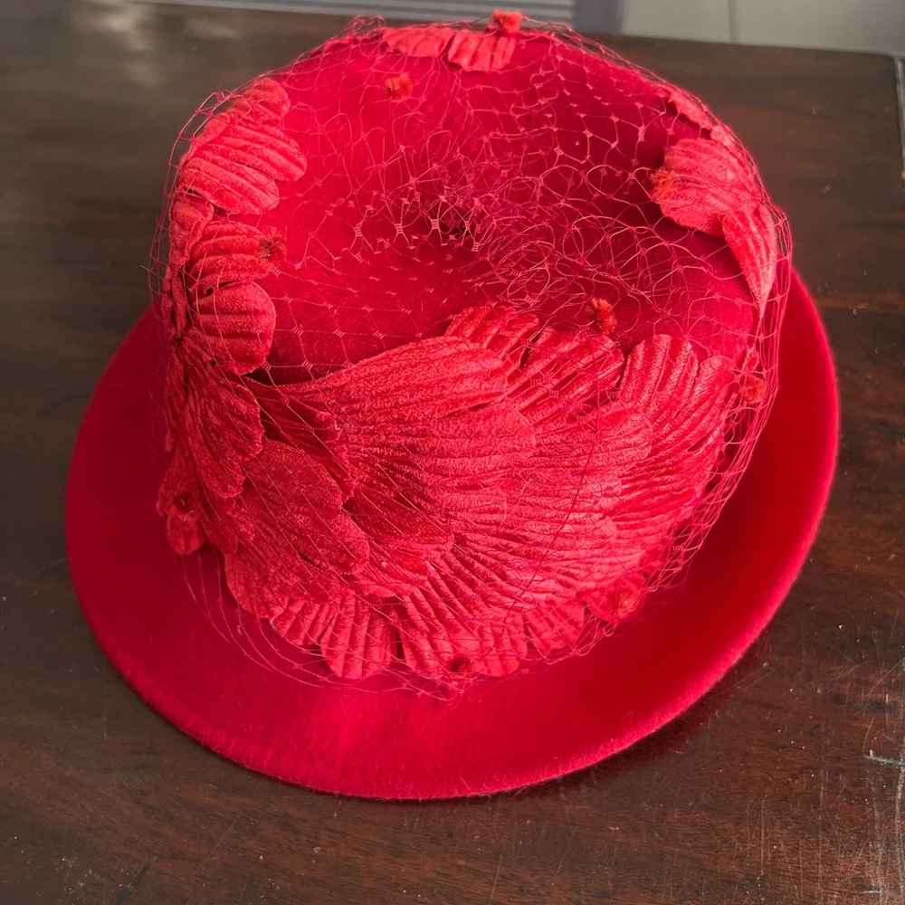Elegant Red Floral Hat vintage brand August made in the USA wool Kentucky, Derby - Picture 4 of 6